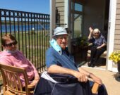 Les visites en plein air au Foyer Père Fiset sont bien accueillies par les résidents et les membres de leur famille. &mdash; Rosie Grace-Aucoin