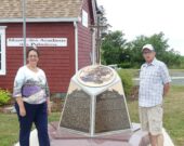 Bernice d’Entremont et Paul d’Entremont devant le Musée des Acadiens. &mdash;  Norbert LeBlanc