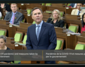 En conférence de presse, le ministre des Finances, Bill Morneau, a confirmé qu’il étudiera l’évolution de la situation un mois à la fois avant de se prononcer fermement sur des projections économiques sur plusieurs exercices financiers. &mdash; Photo : CPAC