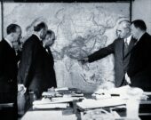 La Commission intermédiaire de l’OMS réunie au sujet de la malaria en 1947. &mdash; Wellcome Images, sous la licence CC BY-SA 4.0; source : https://commons.wikimedia.org/wiki/File:World_Health_Organisation_Interim_Committee_on_malaria._Phot_Wellcome_V0028079.jpg)