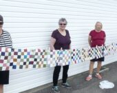 De gauche à droite : Debra LeBlanc, Jeanne Doucette, Ann Pothier et Jeanne d’Entremont avec l’exposition des carrés de courtepointes de la pandémie. &mdash; Norbert LeBlanc