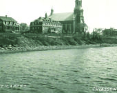 Photo prise dans le village de Chéticamp il y a plusieurs décennies. À l’extrême gauche se trouve le bâtiment qui a été établi comme le premier hôpital de Chéticamp en 1931.  