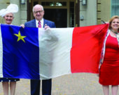 L ors de la Fête nationale de l’Acadie, l’honorable Athur J. LeBlanc, lieutenant-gouverneur de la Nouvelle-Écosse, accompagné de son épouse Patsy, et l’honorable Lena Metlege Diab, ministre des Affaires acadiennes et de la Francophonie, hissent le drapeau acadien lors de la cérémonie tenue à sa résidence à Halifax. — Bureau du lieutenant-gouverneur de la Nouvelle-Écosse
