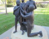 Installée devant le siège social de l’OMS à Genève, cette sculpture réalisée par Martin William a été dévoilée en 2010 pour commémorer le trentième anniversaire de l’éradication de la variole. &mdash; Thorkild Tylleskar, sous la licence CC BY-SA 3.0; source : https://upload.wikimedia.org/wikipedia/commons/a/aa/Smallpox_vaccination%2C_statue_outside_the_WHO_HQ_entrance%2C_Geneva.JPG?uselang=fr)