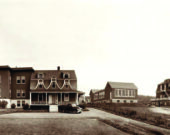 Vieille photo de hôpital, du couvent, de l’école et de l’église Saint-Pierre du Sacré-Cœur dans les années 1930. &mdash; prise par feu Alphonse Saulnier de Chéticamp