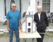 De gauche à droite : Darryl Crosby et Père Maurice LeBlanc au Villa de Tusket. &mdash; Norbert LeBlanc