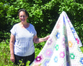 Bernice d’Entremont devant une courtepointe. &mdash; Norbert LeBlanc