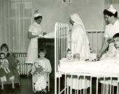  Photo prise dans l’ancien hôpital du Sacré-Cœur il y a de nombreuses années. Sous le X, feu Germaine Bourgeois et l’infirmière à côté du petit garçon est feu l’infirmière Stella Burns. &mdash; archives gracieuseté Rosie Aucoin-Grace