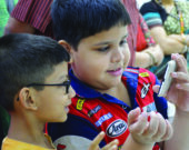 Des enfants se servent d’un téléphone intelligent à Kolkata, en Inde, où le taux de pénétration d’Internet atteint 50 % de la population. &mdash; Biswarup Ganguly, sous la licence CC BY-SA 4.0