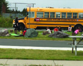 Une classe à l’École Beau-Port qui se livre en plein air au début septembre 2020. Les jeunes ont des bûches qui servent de bancs d’école. &mdash;  Robert Fougère