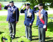 Curtis Doucet, Charlie Muise et Warren Surette placent une couronne en mémoire des anciens combattants. &mdash; Norbert LeBlanc