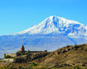 C’est en Turquie que se trouve le mont Ararat, symbole millénaire de l’identité arménienne, visible depuis Erevan, mais inaccessible aux Arméniens. &mdash; Diego Delso