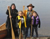 La famille Labrador devant son canoë : Melissa, Tepkunaset, Todd et Nakuset. &mdash; Richard Landry