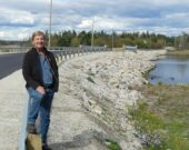 Guy Surette devant le nouveau pont de l'île Morris. &mdash; Norbert LeBlanc
