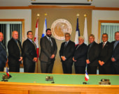 Le nouveau conseil municipal de Clare a été assermenté lors de la réunion régulière du 28 octobre, de gauche à droite les conseillers : Nil Doucet (district 1), Danny Hill (district 2), Philippe Gaudet (nouveau conseiller, district 3), Yvon LeBlanc (sous-préfet, district 8), Ronnie LeBlanc (préfet, district 7), Eric Pothier (district 6), Brian Comeau (district 5), Carl Deveau (district 4), accompagnés de Stéphane Cyr (directeur général). (Crédits : Richard Landry)  