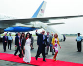 Arrivée du vice-président Joe Biden, accompagné de son épouse Jill Biden, à l’aéroport de New Delhi lors d’une visite en Inde, juillet 2013. &mdash; David Lienemann 