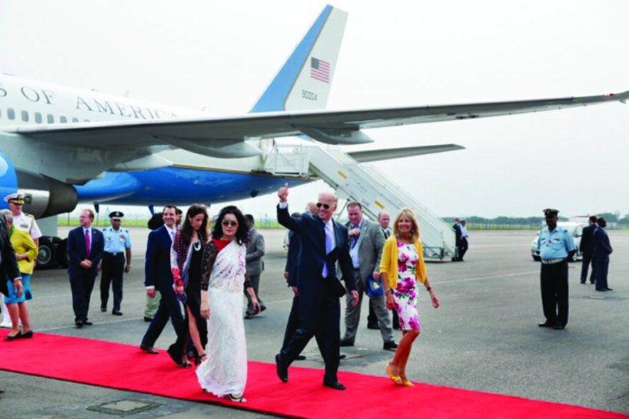 Arrivée du vice-président Joe Biden, accompagné de son épouse Jill Biden, à l’aéroport de New Delhi lors d’une visite en Inde, juillet 2013. — David Lienemann 