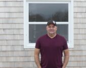 Troy Doucette devant de son nouvel édifice à Pleasant Lake. &mdash; Norbert LeBlanc