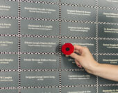 Rendez hommage à un membre de votre famille qui a servi dans l’armée et appuyez le Musée canadien de l’immigration du Quai 21 en offrant à cette personne une plaque sur le Mur de service. Pour de plus amples renseignements, veuillez visiter le site www.pier21.ca  