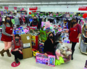 Les fiers employés du magasin d’aubaines de Chéticamp, The Bargain Shop, ont le cœur heureux grâce à leur collecte de jouets très réussie. De gauche à droite - première rangée : Melodia Timmons et la directrice Hazel McIntosh. De gauche à droite - rangée du fond : Falon LeBlanc, Dayna MacKinnon et Rhonda Boudreau Absent : Hannah Boudreau. &mdash; Rosie Aucoin-Grace