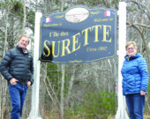 Guy Surette et Anne Surette en avant du nouveau panneau routier à l’Île des Surette. &mdash;  Norbert LeBlanc