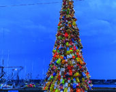 Le nouvel arbre de Noël de Pubnico-Ouest  comprend environ 600 bouées et a été complété avec l’installation d’une étoile qui mesure trois pieds en hauteur et avec 3100 lumières de Noël miniatures. &mdash; Norbert LeBlanc