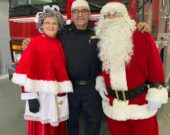 Le chef des pompiers volontaires LeMoine Alfred Aucoin, tout sourire avec ces visiteurs spéciaux. &mdash; Rosie Aucoin Grace