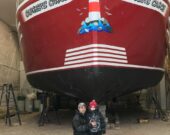 Gilles Larade, fier propriétaire de CEL Boatbuilders Ltd. situé à Chéticamp, pose devant son bateau « Carter’s Catch » avec son fils, Carter. &mdash; Rosie Aucoin-Grace