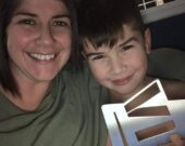L’artiste acadienne Nicole Deveau avec son fils Tommy, tout sourire et très fière de son récent trophée 2020 Vital Excellence Award.  