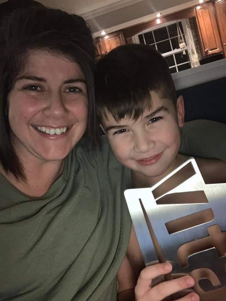 L’artiste acadienne Nicole Deveau avec son fils Tommy, tout sourire et très fière de son récent trophée 2020 Vital Excellence Award.  