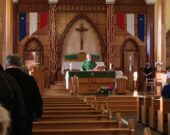 Le Père Jean-Baptiste DeCoste célébrant la messe le samedi 23 janvier à 16 h à Petit-de-Grat, l’Église Saint-Joseph. &mdash; Robert Fougère