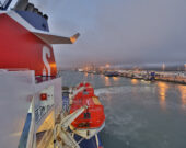 Un traversier quitte le port de Belfast pour se rendre à Cairnryan, en Écosse. &mdash; Tony Webster; source : Wikimedia Commons 