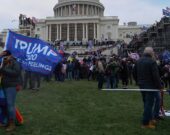 Des loyalistes du président Trump se rassemblent devant le Capitole, le 6 janvier 2021, pour manifester leur opposition à un transfert pacifique du pouvoir. &mdash; Tyler Merbler