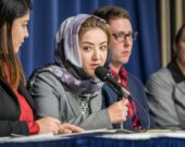 En 2018, Mihrigul Tursun, une Ouïghoure ayant été emprisonnée en Chine, témoignait à Washington au sujet des camps d’internement et des abus qui y sont pratiqués. &mdash; D. A. Peterson; source : Département d’État des États-Unis. [https://share.america.gov/tale-of-torture-in-chinese-internment-camp-for-uyghurs/], image dans le domaine public).