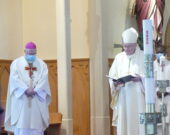 De gauche à droite : Mgr Mancini et Mgr Dunn président aux funérailles du père Maurice LeBlanc. &mdash; Norbert LeBlanc