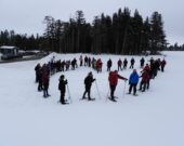 Les Hikers ont formé une photo de groupe en forme de cœur lors de leur randonnée de la Saint-Valentin.   &mdash; gracieuseté