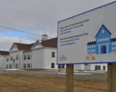 Un panneau vient d’être installé sur le site de la prochaine école élémentaire de Clare à Saulnierville. &mdash; Richard Landry