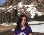 L’ambassadrice de la Journée lavande de Chéticamp, Abigail Haché, portant son t-shirt de sensibilisation à l’épilepsie.   &mdash; gracieuseté