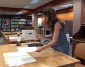 Yvette Comeau, stagiaire de la CRÉAcT en 2018-19, explore les collections du centre d’archives de l’Université de Louisiane à Lafayette.   &mdash; gracieuseté