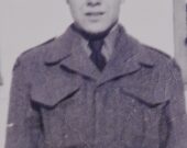 John Burton Fitzgerald affiche fièrement dans sa chambre une photo de lui-même en tant que très jeune soldat en Corée.   &mdash; gracieuseté
