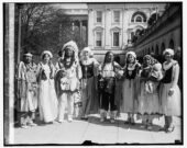 Prise à Washington, D.C., en 1929, lors de l’investiture du président Herbert Hoover, cette photo de jeunes Louisianaises déguisées en Évangéline à côté de quelques membres de la nation lakota reflète une vision multiculturelle des États-Unis.   &mdash;  Bibliothèque du Congrès