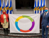 Le premier ministre Iain Rankin et la ministre des Affaires acadiennes et de la francophonie, Lena Metlege Diab, avec le drapeau de la francophonie.   &mdash; Province de la Nouvelle-Écosse