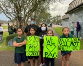 Les élèves autochtones de la paroisse Terrebonne, en Louisiane, manifestent pour sauver leur école.   &mdash; Télé-Louisiane, avec l’aimable autorisation de la Tribu indienne de la Pointe-au-Chien