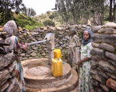 Des femmes d’un village du Tigré se rassemblent autour du puits communal. &mdash; Rod Waddington; source : Wikimedia Commons 