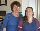 Joanne et Nicolette Deveau sont heureuses du prix accordé à Joanne par l’Alliance des femmes de la francophonie canadienne.   &mdash; Richard Landry