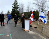 De gauche à droite, Geoff Regan, député fédéral d’Halifax-Ouest, l’honourable Derek Mombourquette, ministre de l’Éducation et du Développement de la petite enfance, Tracy Foster, directrice de l’École élémentaire Burton Ettinger à Halifax, Darrel Samson, député fédéral de Sackville-Preston-Chezzetcook et Bernadette Jordan, ministre des Pêches, des Océans et de la Garde côtière canadienne.   &mdash; Cathy Simon
