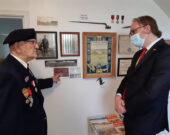 Le Consul général de France dans les Provinces atlantiques, M. Johan Schitterer, à droite, a remis la Légion d’honneur à M. Alexandre Mallet. &mdash; gracieuseté
