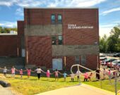 Des élèves embrassant l’École du Grand-Portage à Lower Sackville.   &mdash; gracieuseté