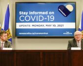 Le premier ministre Iain Rankin et le Dr Robert Strang, médecin hygiéniste en chef de la Nouvelle-Écosse.   &mdash; Communications Nova Scotia
