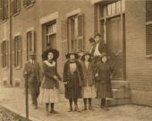 Des employées de l’usine textile Lawrence Mills, à Lawrence, au Massachusetts, en 1910.   &mdash; Lewis Wickes Hine; source : Bibliothèque du Congrès des États-Unis